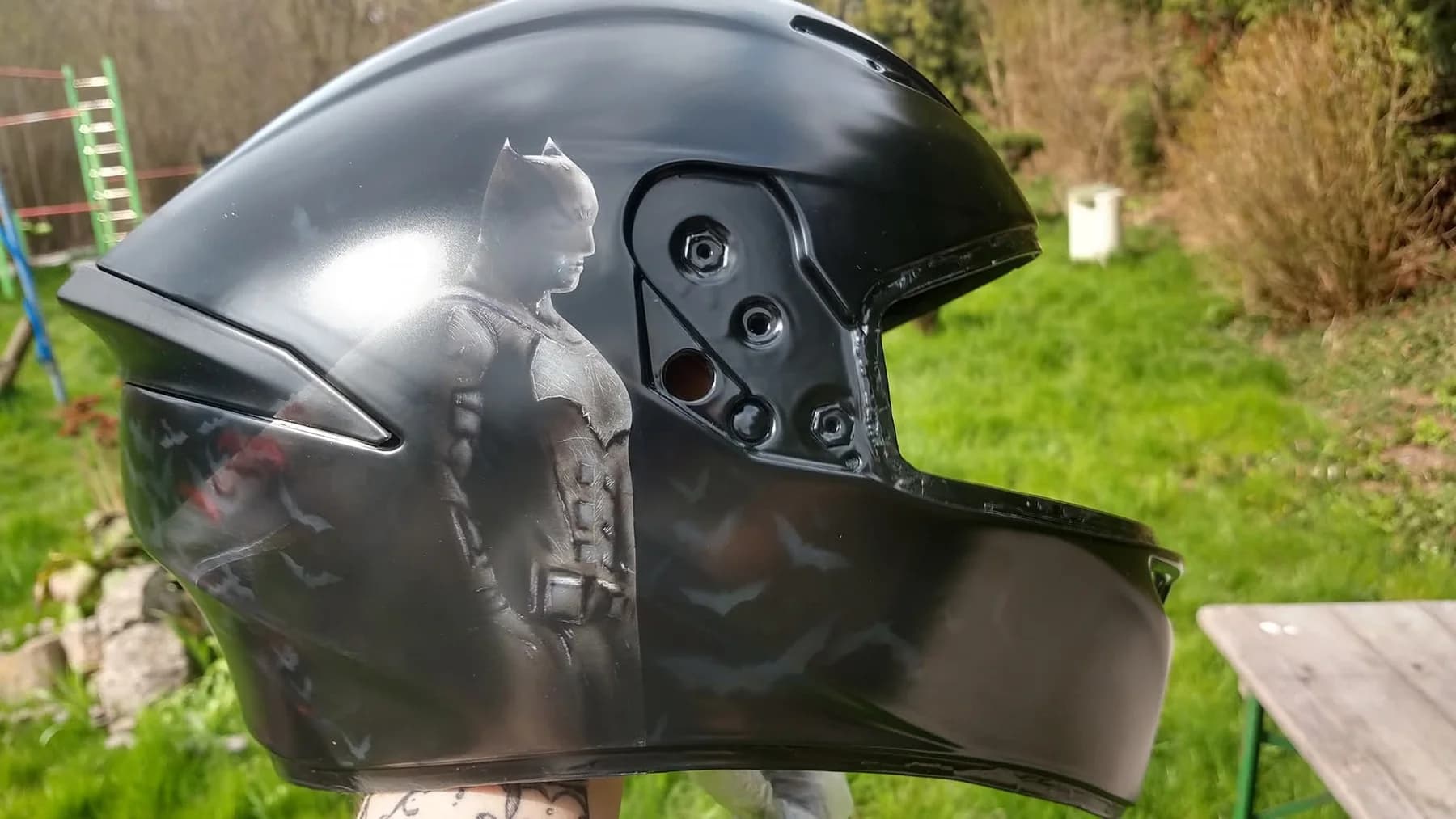 Kask Batman — Mroczny rycerz w ciemnej kompozycji