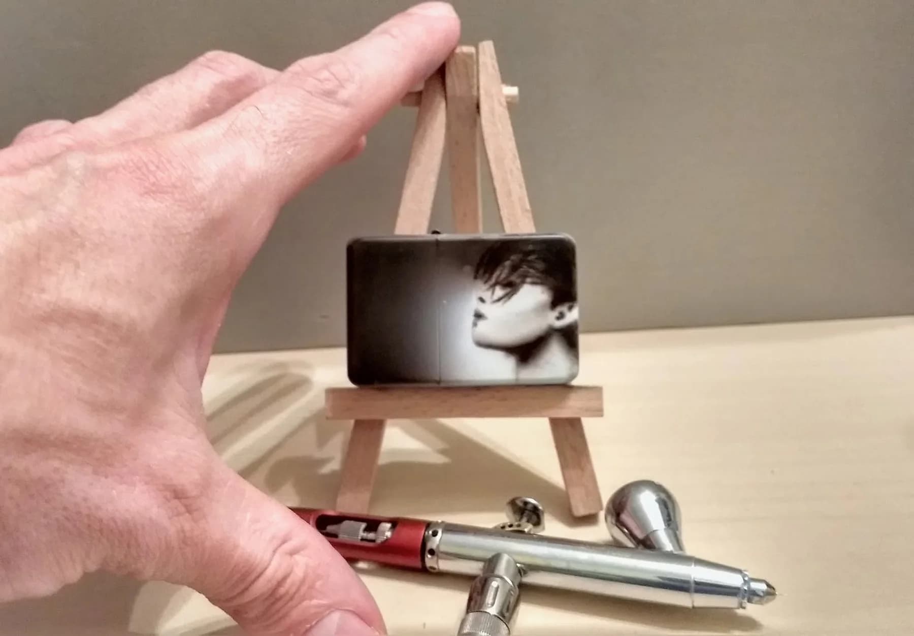 miniatura — Miniatura portretu na zapalniczce